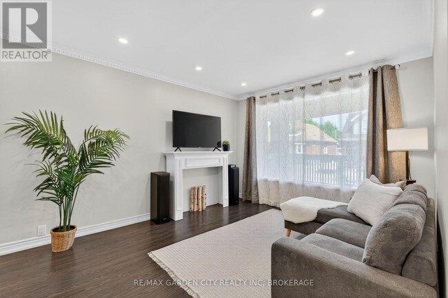 Building Photo - 133 Connaught Ave N