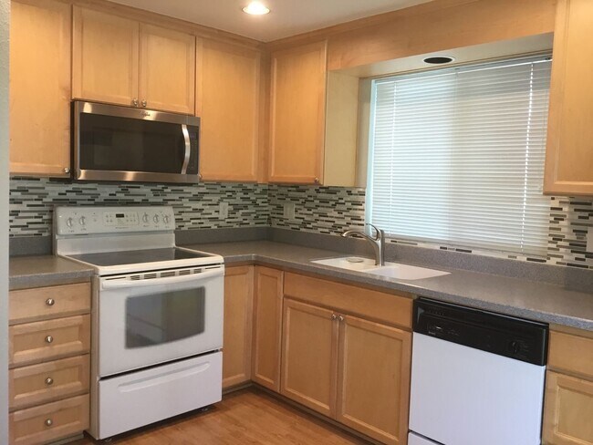Foto del edificio - 2 Bedroom-1.75 Bath Single Story Condo/Just minutes from shopping, restaurants & great location f...