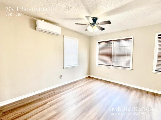 Foto del edificio - 704 E Schunior St