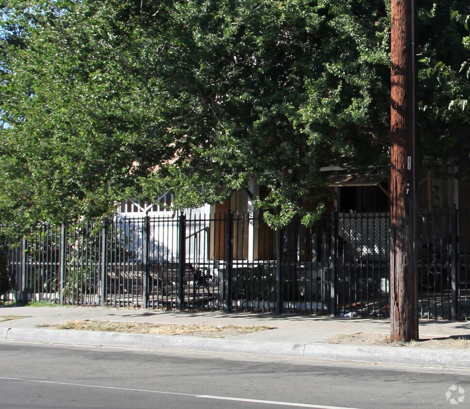 Foto del edificio - 1459 E Vernon Ave