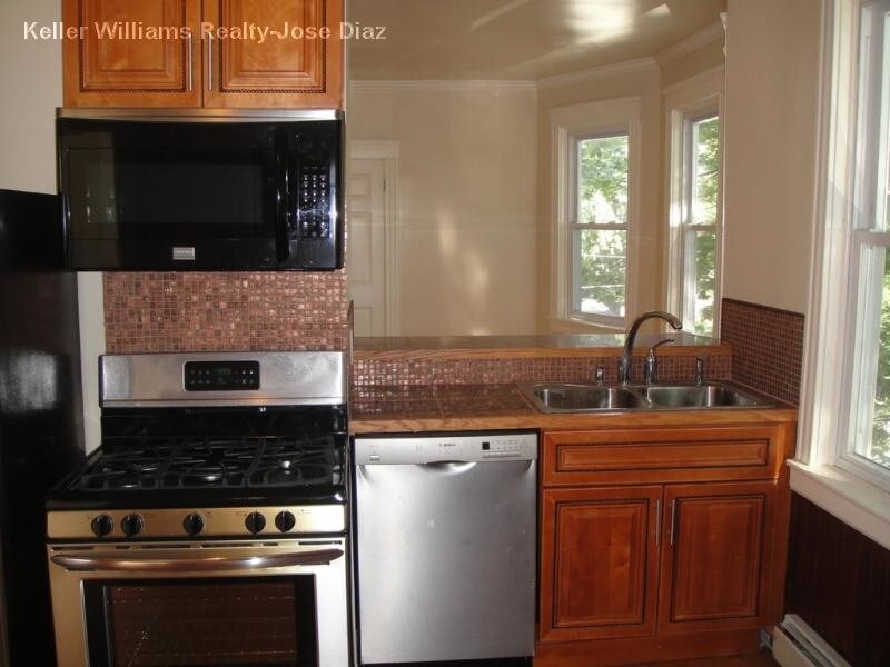 Primary Photo - 18 Pinehurst Ave