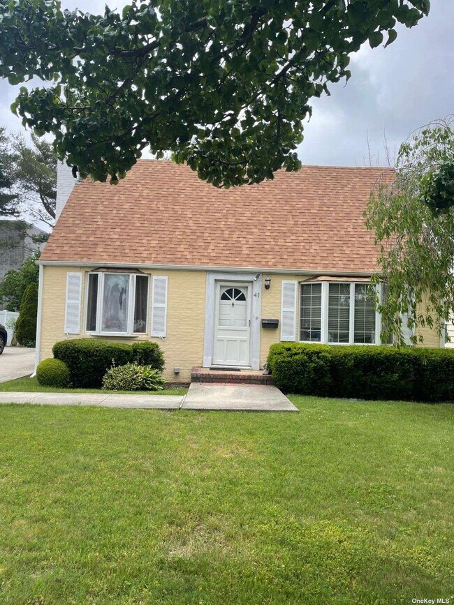 41 Twin Lawns Ave, Hicksville, NY 11801 House Rental in Hicksville