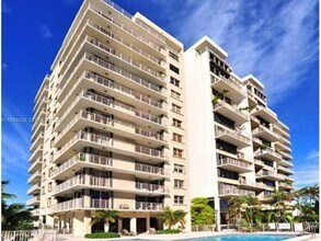 Building Photo - 801 N Venetian Dr