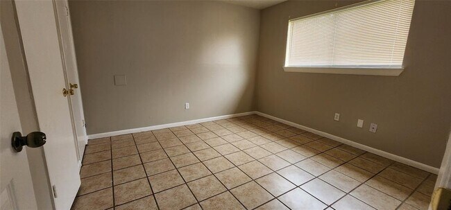 Building Photo - 12905 Blackpool Ln