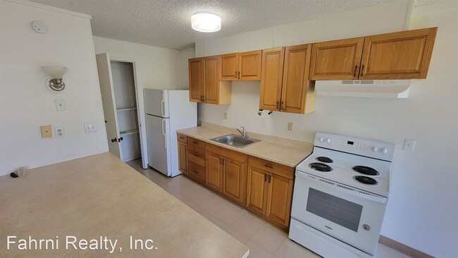 Building Photo - 3 br, 1 bath House - 85-125  Ala Akau St #E