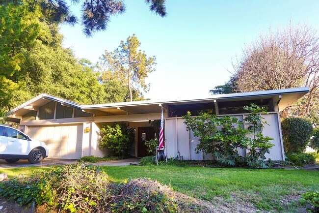 Foto del edificio - BEAUTIFUL 3 BEDROOM HOME WITH POOL IN THE HILLS OF LA CRESCENTA
