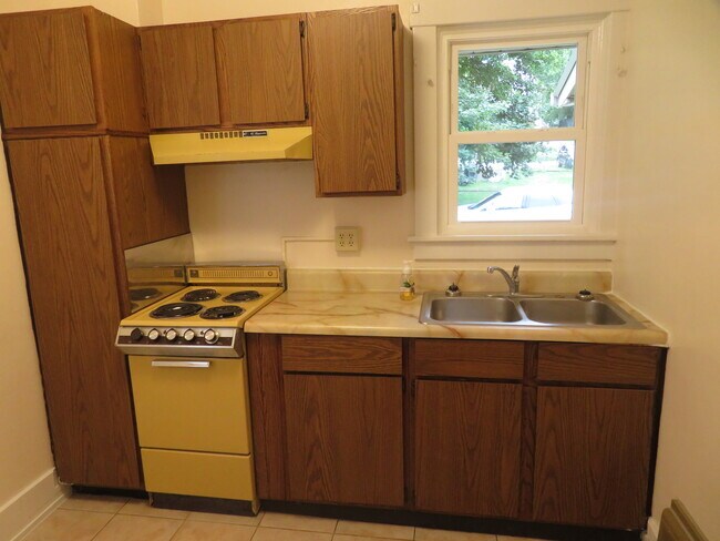 Cocina con estufa y refrigerador - 214 1/2 Brown Ave