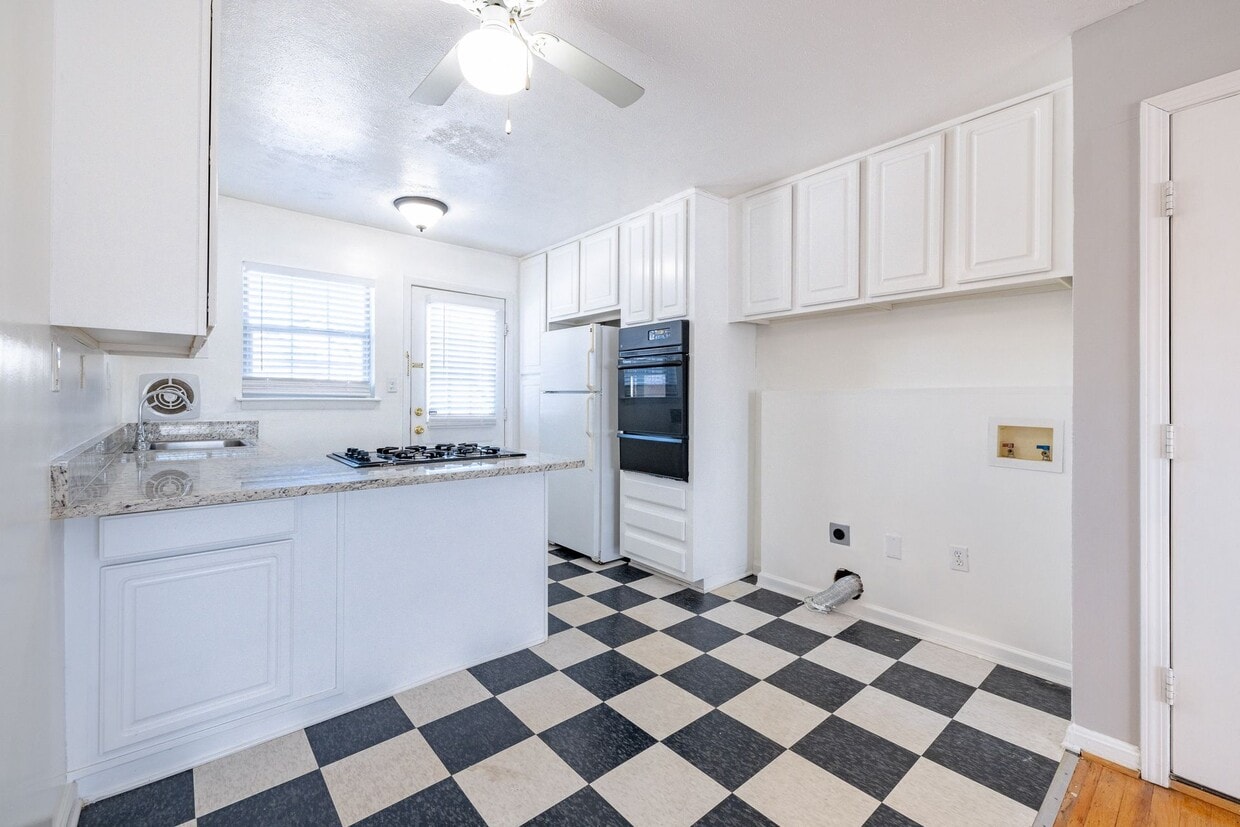 Primary Photo - Peachtree Hills Court, 2-bedroom Atlanta a...