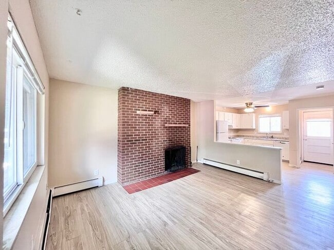 Building Photo - Beautiful 2 Bedroom Town Home!