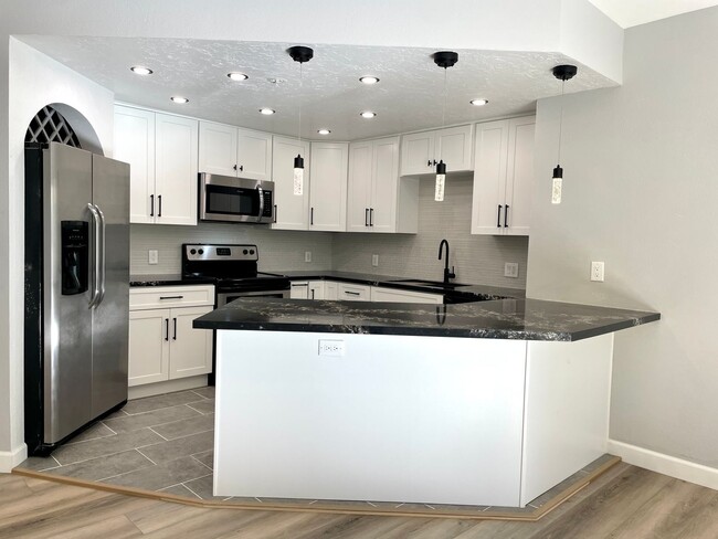 Building Photo - Beautiful 2B/2BA in the Marina w/ Newly Re...