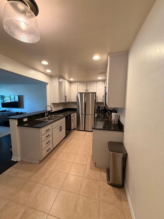 Foto del edificio - Beautifully Updated 2 bd 2 ba Crown Point Condo