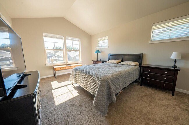 Building Photo - SE Bend home available