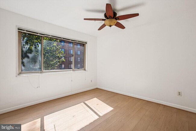 Foto del edificio - 3900 Tunlaw Rd NW