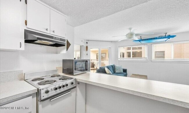Building Photo - 413 1st St S