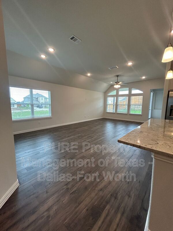 Building Photo - 2409 Hollyhill Wy