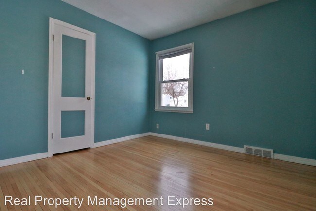 Building Photo - 3006 S Norton Ave
