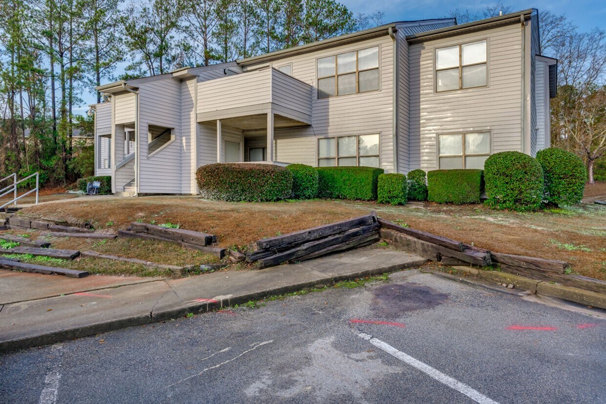 Foto principal - Charming 2 bedroom, 2 bathroom home locate...