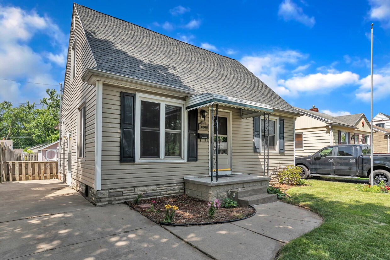 Primary Photo - 105 Warrington Rd
