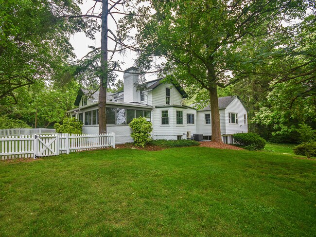 Foto del edificio - 23 Pinetree Ln