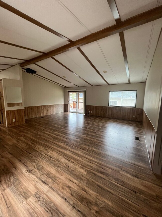 Foto del edificio - 3-Bedroom 2-Bathroom home with HUGE Shop in Cedar Flats