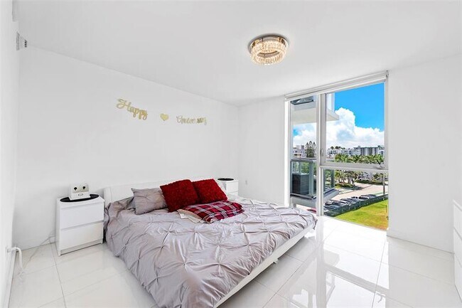 Foto del edificio - 9901 E Bay Harbor Dr