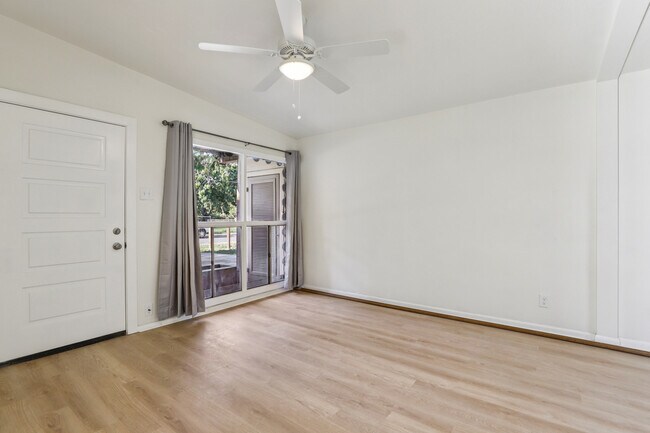 Foto del edificio - 4307 Skelton Dr