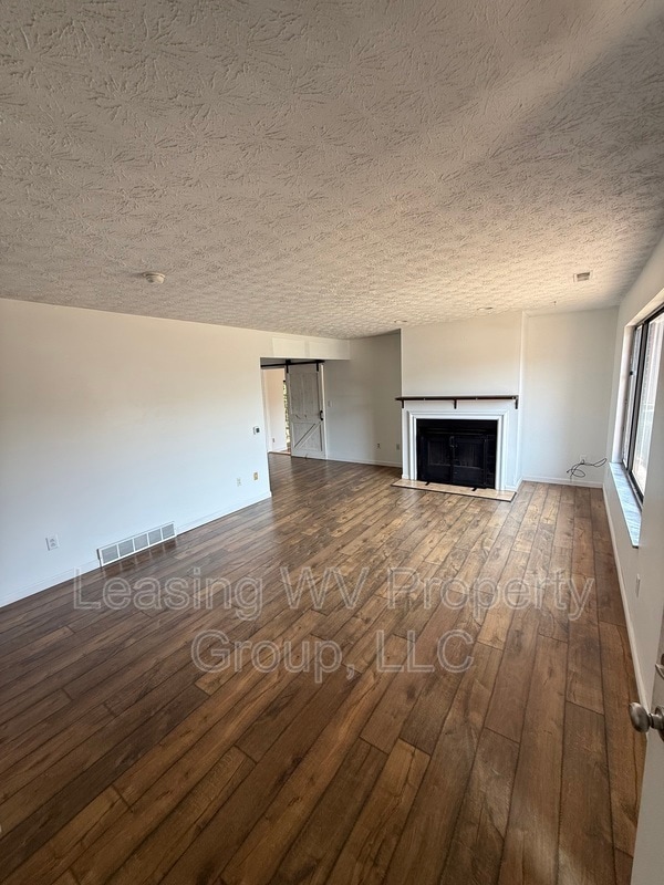 Building Photo - 6355 Pine Dr