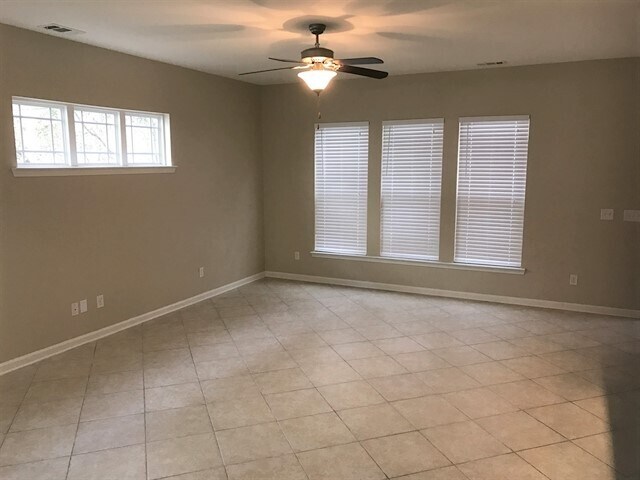 Foto del edificio - 330 Summer Hill Way