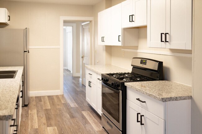 Foto del edificio - NEWLY RENOVATED!! Modern, Bright, 4 Bed 2 ...
