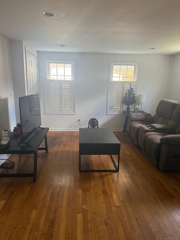 Foto principal - 1347 E Main St