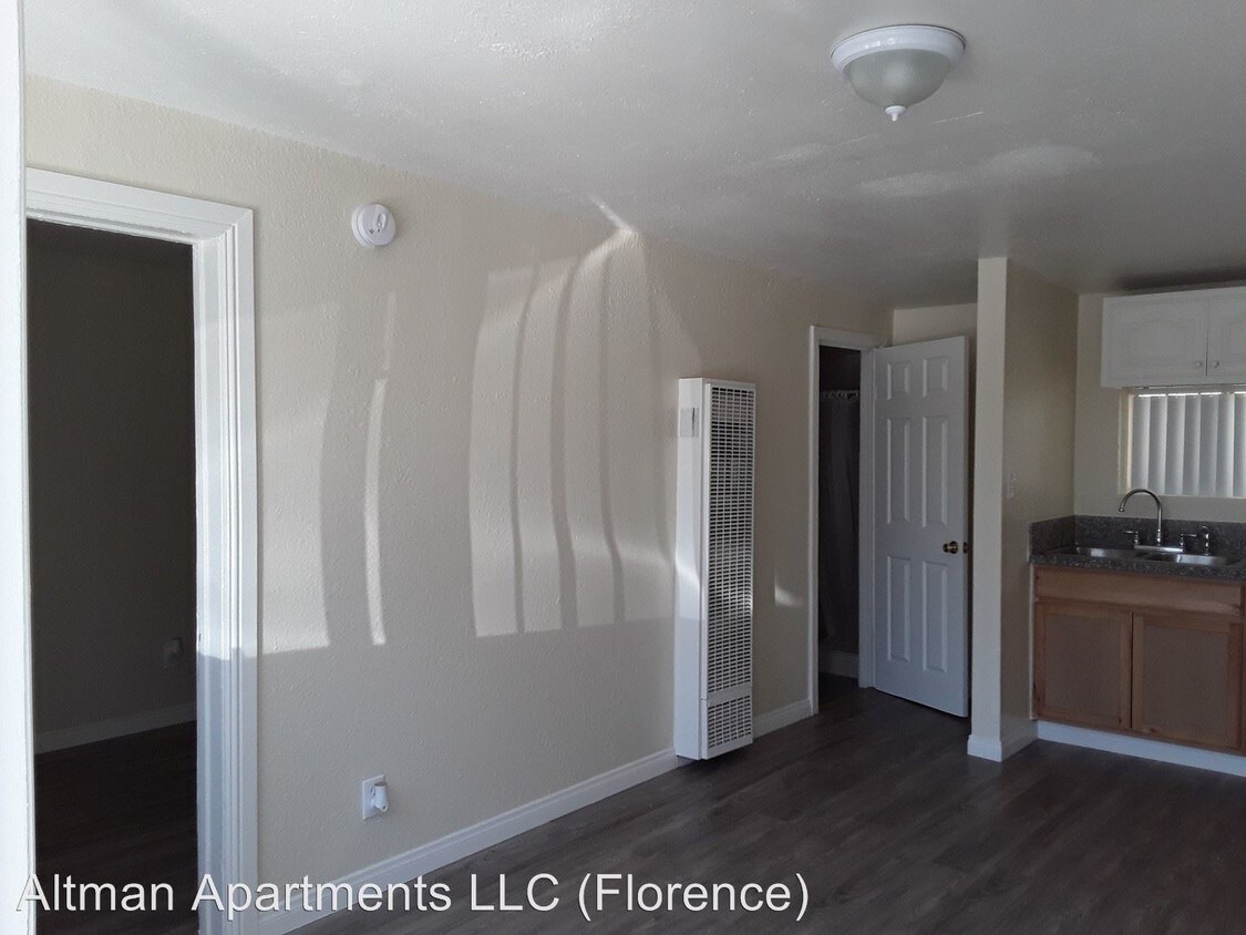 Foto principal - 1141-1147 E Florence Ave