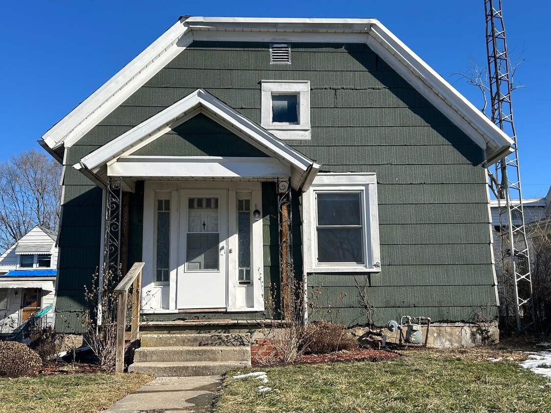 Primary Photo - Freshly Painted 3 Bedroom House