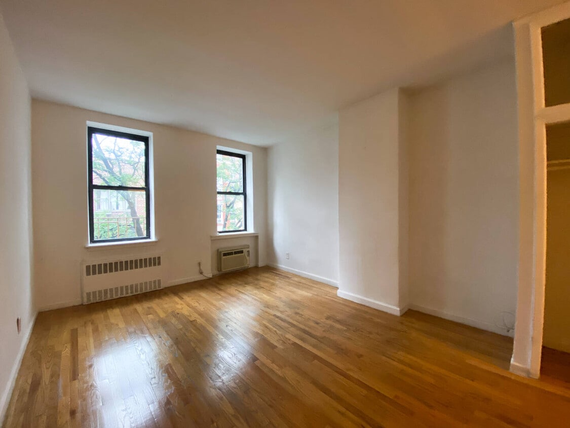 Primary Photo - 230 E 81st St