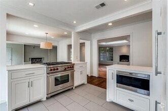Building Photo - 4625 N Versailles Ave