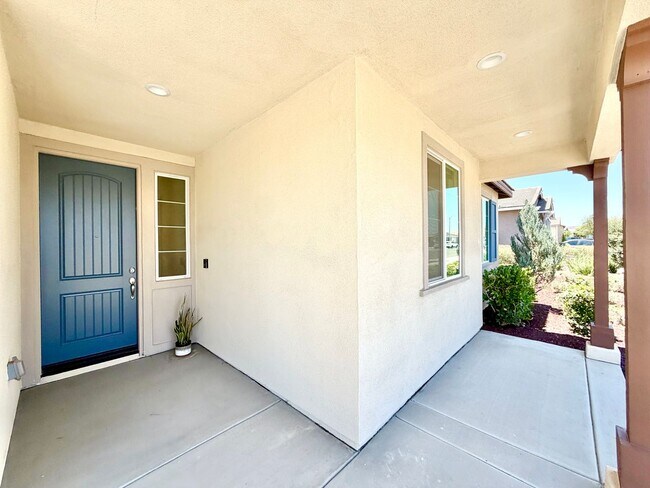 Foto del edificio - Beautiful 4 Bedroom Home with INCLUDED SOLAR, Office, Walk-In Closets & Open Floor Plan
