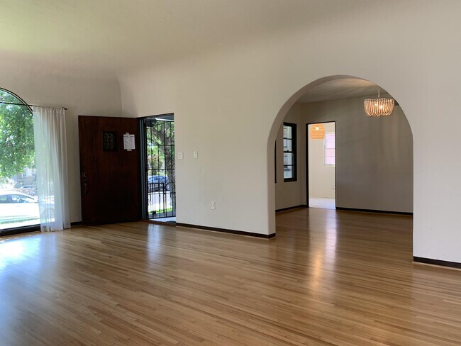 Foto del edificio - 4772 Edgeware Rd