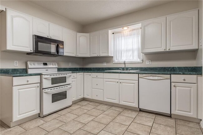 Foto del edificio - 9 Shirley Ln