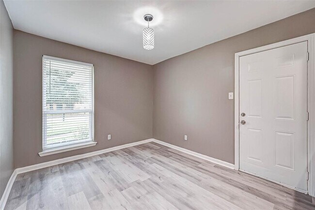 Building Photo - 4402 Oak Shadows Dr