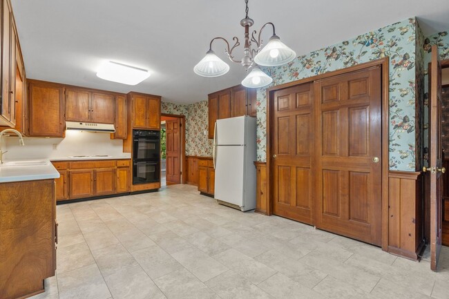 Building Photo - 819 Lake Ridge Dr