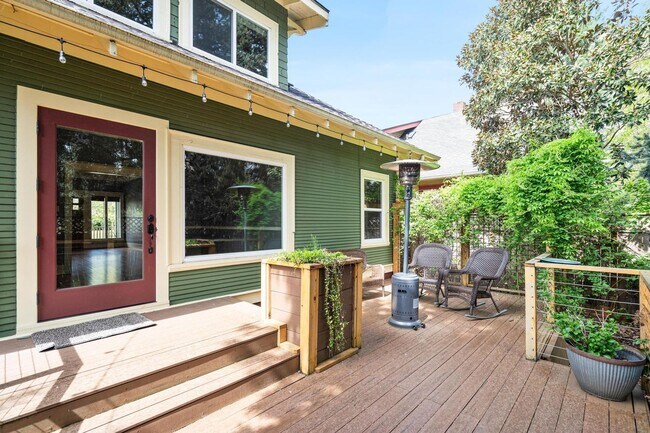 Foto del edificio - Gorgeous 4-bdrm/2.5-bath Craftsman in desi...