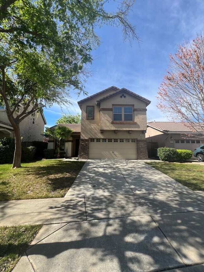 Building Photo - Rare Find in Lincoln!  Spacious 3 Bedroom 2.5 Bath Home Walking Distance to the Park