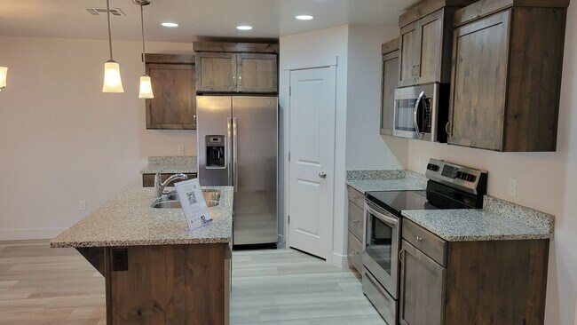 Building Photo - 3 bed / 2.5 bath / 2 car garage Washer/Dry...