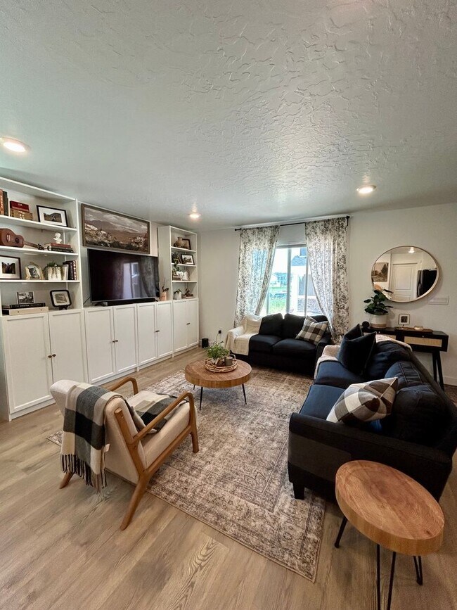 Foto del edificio - End Unit 3 bed 2 bath Townhome in Spanish ...