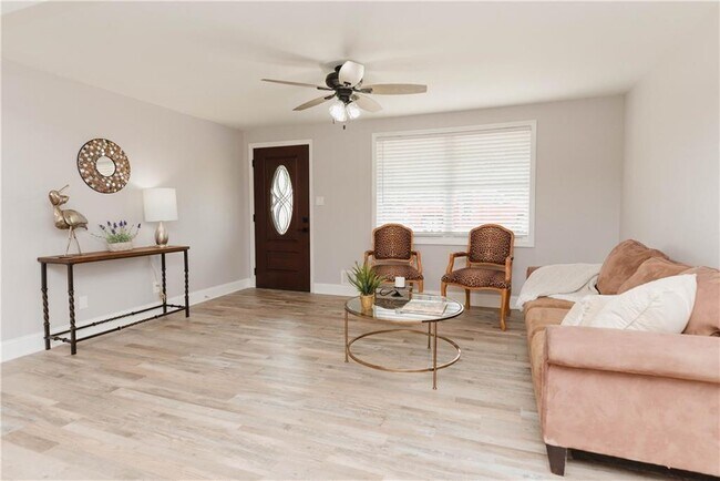 Foto del edificio - 6914 N Baggett Rd