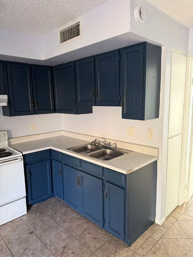 Foto del edificio - Charming 1-Bed/1-Bath Near SR-51 with Private Outdoor Space