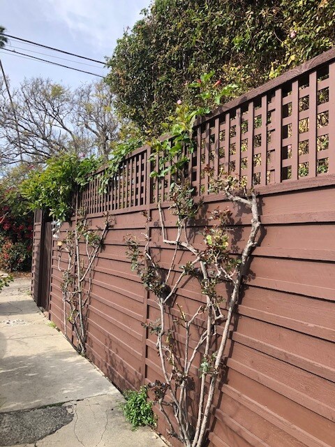 Foto del edificio - 2412 Oakwood Ave