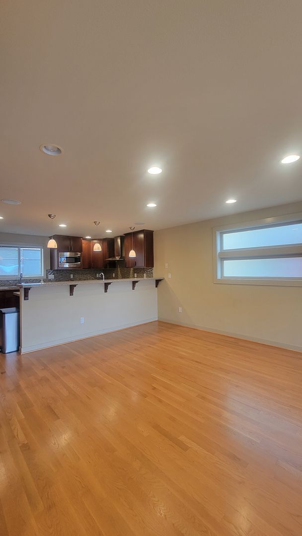 Foto del edificio - Spacious Townhome in Prime NE Seattle