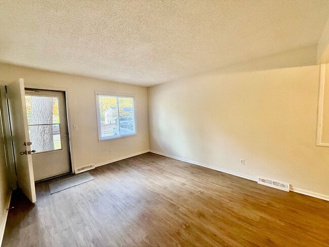 Foto del edificio - 2 Bedroom Duplex In Wyoming Available December 1st