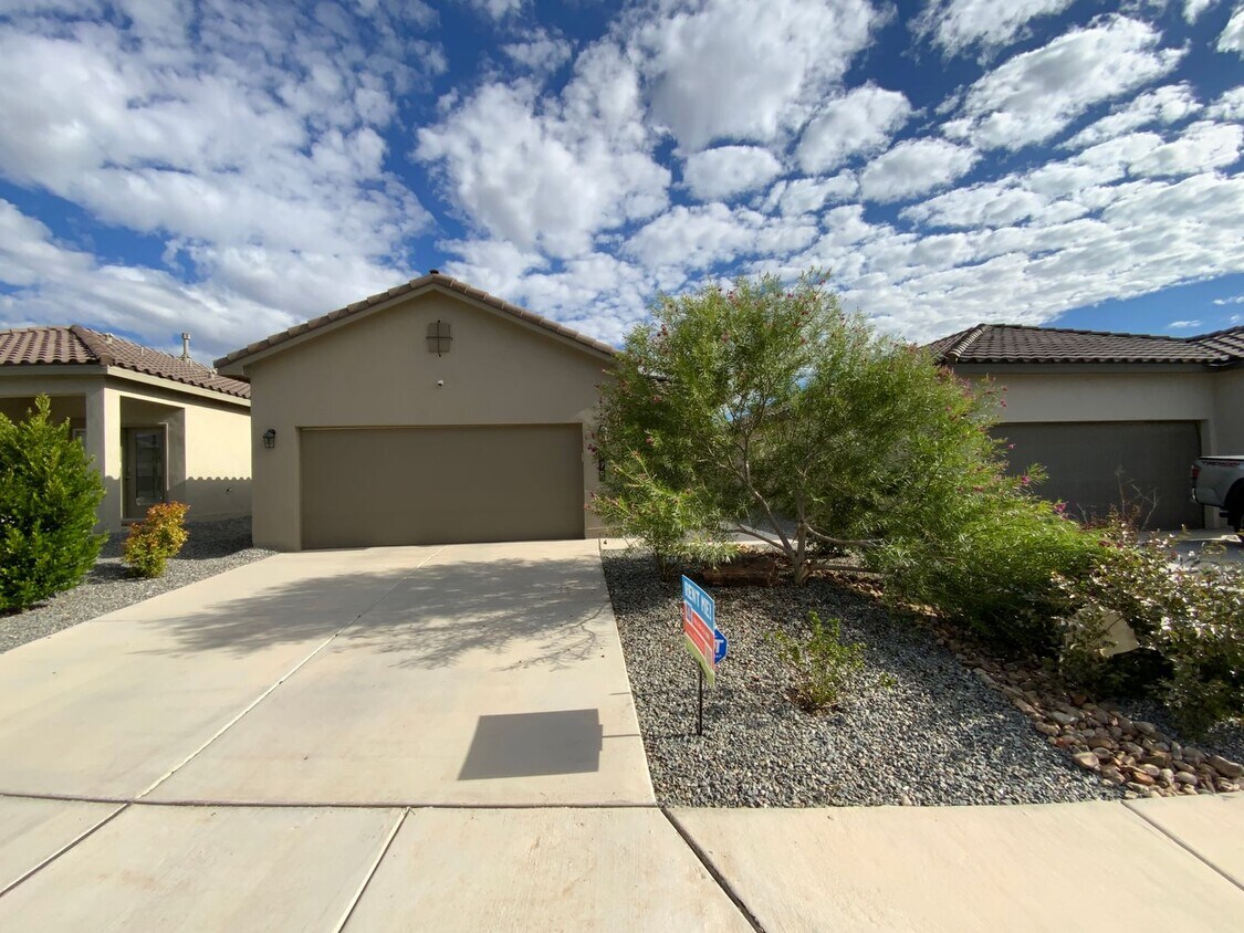 Foto principal - 3 Bedroom Single Story Home Available Near...