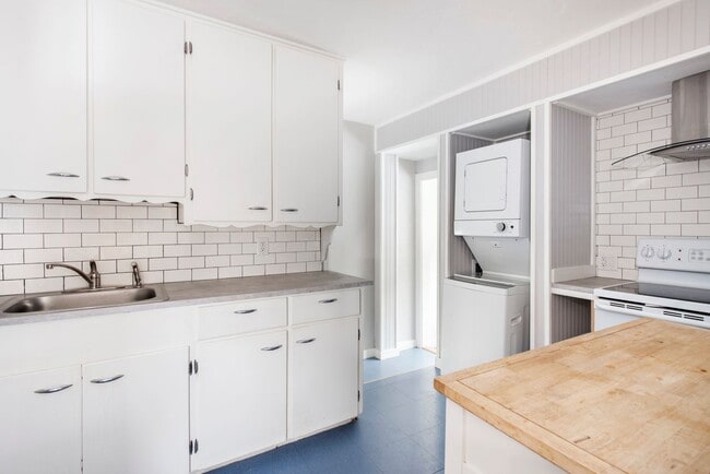 Building Photo - 703 10th St